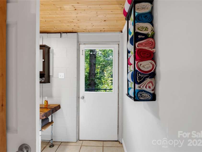 23 Springwood Drive, Asheville, NC 28805.  MLS# CAR4292511, YatesRealty ID 4532. 