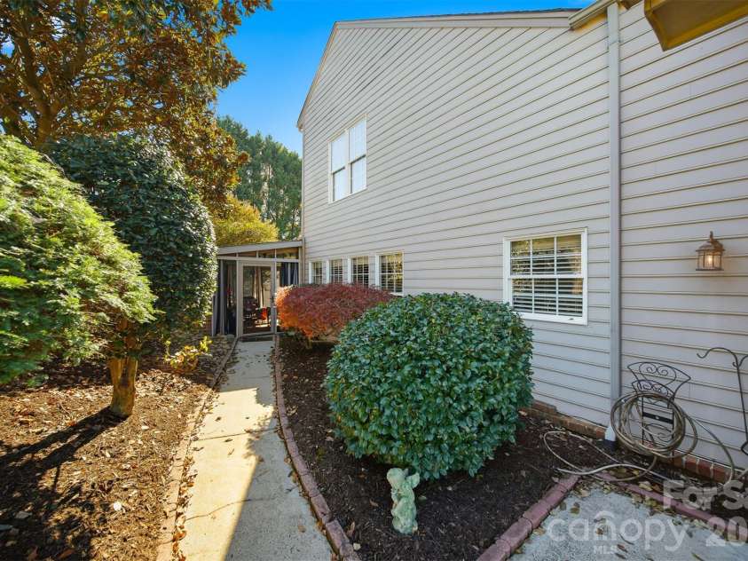 4410 1st Street Drive, Hickory, NC 28601.  MLS# CAR4318424, YatesRealty ID 4532. 