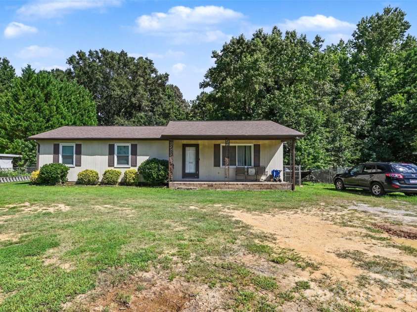 808 Chestnut Street, Stanley, NC 28164.  MLS# CAR4414388, YatesRealty ID 45323. 