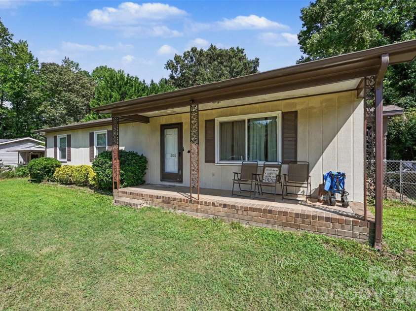 808 Chestnut Street, Stanley, NC 28164.  MLS# CAR4414388, YatesRealty ID 45323. 