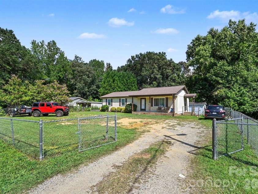 808 Chestnut Street, Stanley, NC 28164.  MLS# CAR4414388, YatesRealty ID 45323. 