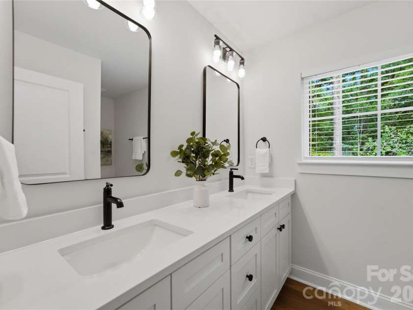 14133 Woodhurst Lane, Mint Hill, NC 28227.  MLS# CAR4415428, YatesRealty ID 45326. Primary bath