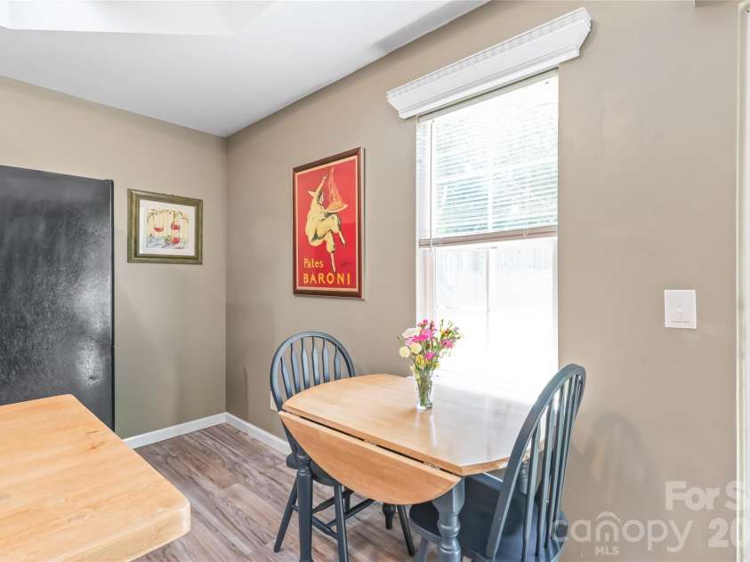 2241 Indian Cross Trail, Matthews, NC 28104.  MLS# CAR4413908, YatesRealty ID 45328. Easy eat in breakfast area