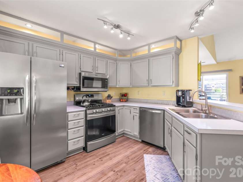 2241 Indian Cross Trail, Matthews, NC 28104.  MLS# CAR4413908, YatesRealty ID 45328. Main Home Kitchen