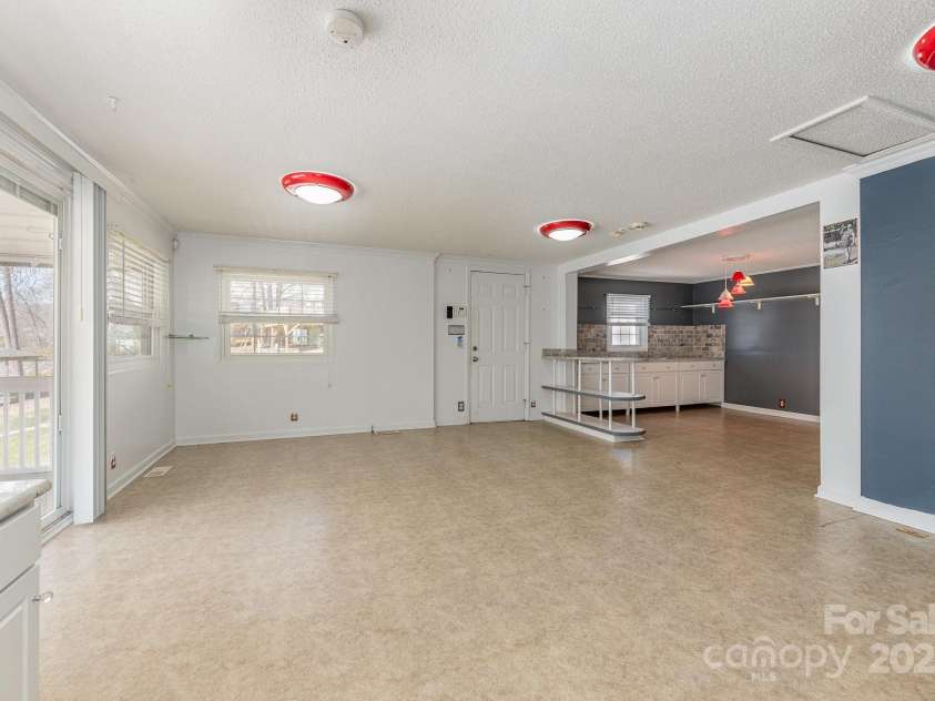 1423 Shoreline Drive, Lexington, NC 27292.  MLS# CAR4204057, YatesRealty ID 4533. 