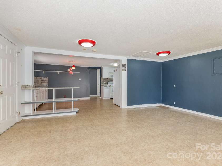 1423 Shoreline Drive, Lexington, NC 27292.  MLS# CAR4204057, YatesRealty ID 4533. 