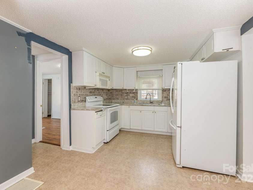 1423 Shoreline Drive, Lexington, NC 27292.  MLS# CAR4204057, YatesRealty ID 4533. 