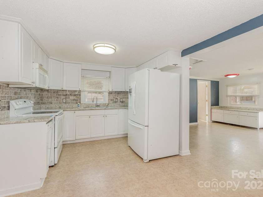 1423 Shoreline Drive, Lexington, NC 27292.  MLS# CAR4204057, YatesRealty ID 4533. 