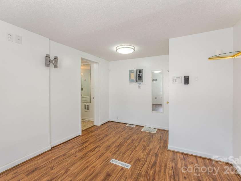 1423 Shoreline Drive, Lexington, NC 27292.  MLS# CAR4204057, YatesRealty ID 4533. 