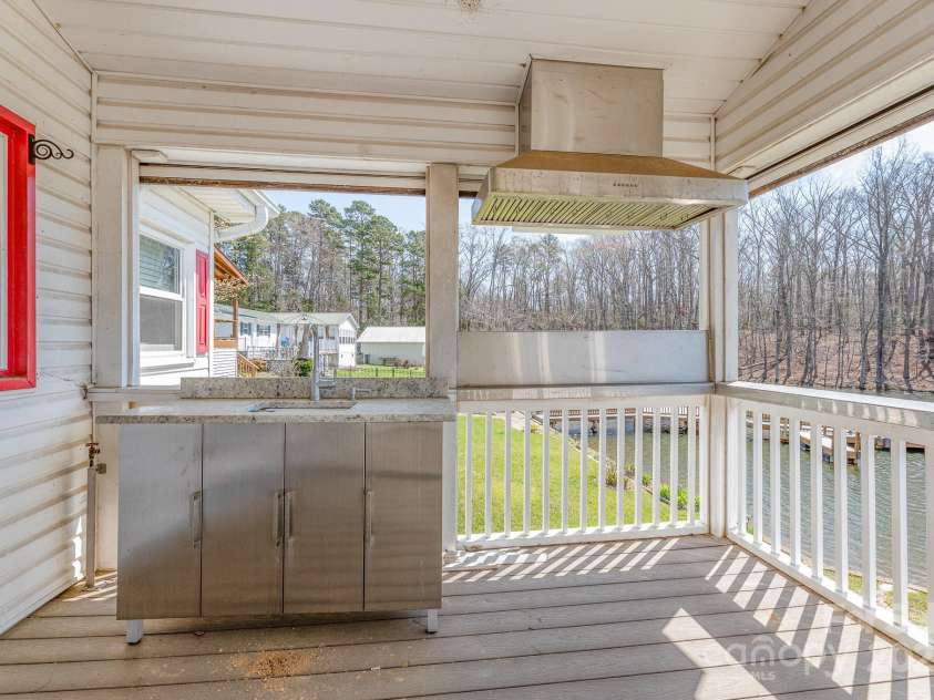 1423 Shoreline Drive, Lexington, NC 27292.  MLS# CAR4204057, YatesRealty ID 4533. 