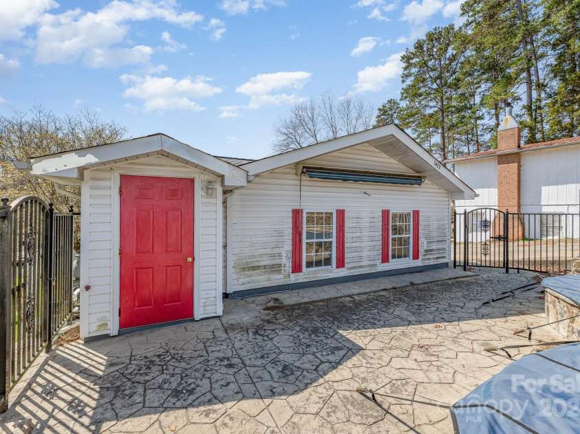 1423 Shoreline Drive, Lexington, NC 27292.  MLS# CAR4204057, YatesRealty ID 4533. 