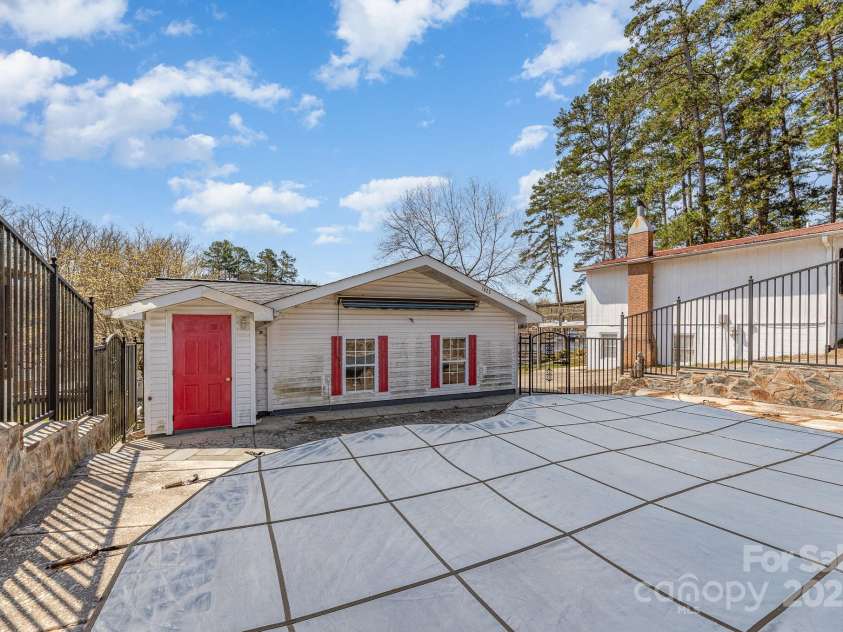 1423 Shoreline Drive, Lexington, NC 27292.  MLS# CAR4204057, YatesRealty ID 4533. 