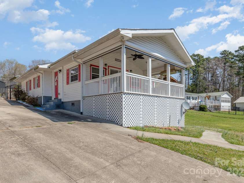 1423 Shoreline Drive, Lexington, NC 27292.  MLS# CAR4204057, YatesRealty ID 4533. 