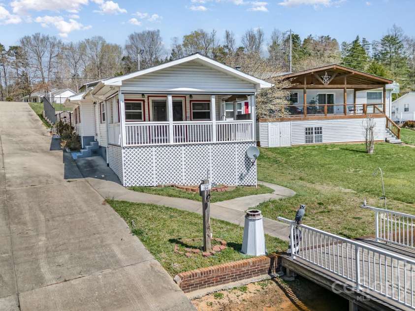 1423 Shoreline Drive, Lexington, NC 27292.  MLS# CAR4204057, YatesRealty ID 4533. 