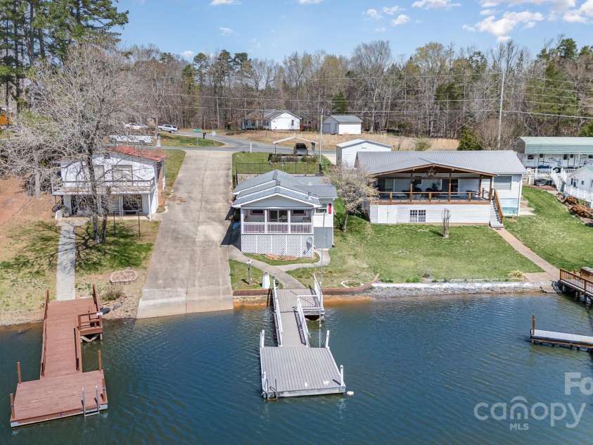 1423 Shoreline Drive, Lexington, NC 27292.  MLS# CAR4204057, YatesRealty ID 4533. 