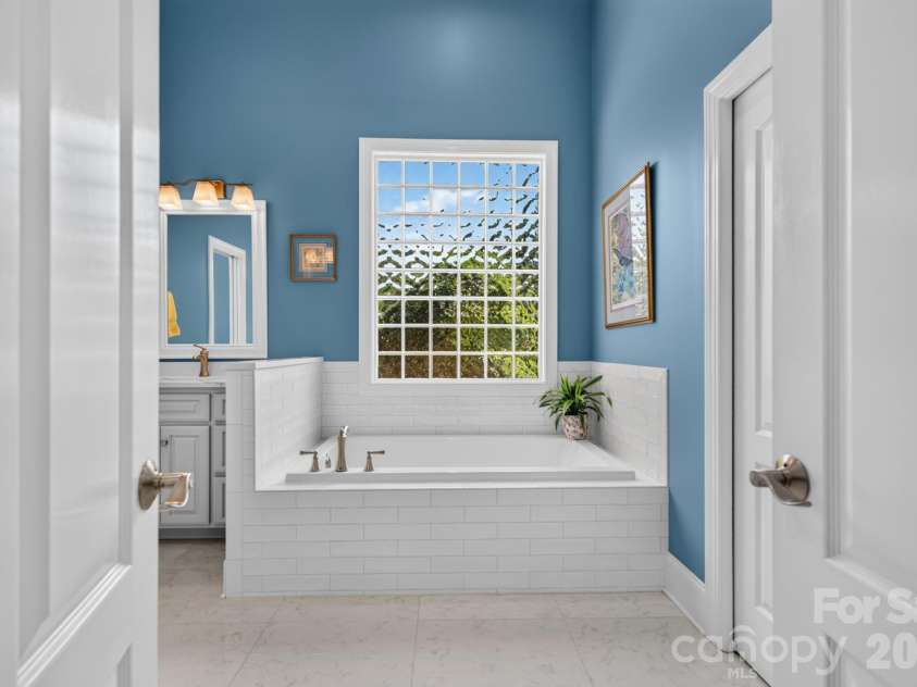 998 Blakeley Walk, Rock Hill, SC 29732.  MLS# CAR4410209, YatesRealty ID 45331. Primary Bath