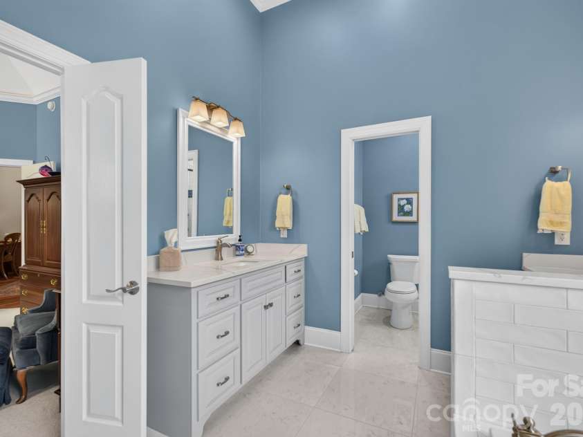998 Blakeley Walk, Rock Hill, SC 29732.  MLS# CAR4410209, YatesRealty ID 45331. Primary Bath