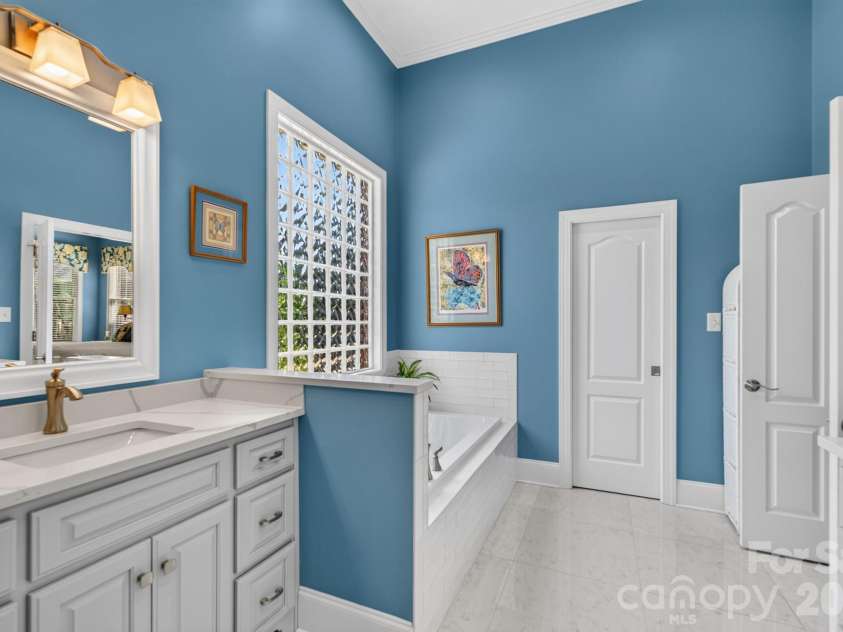 998 Blakeley Walk, Rock Hill, SC 29732.  MLS# CAR4410209, YatesRealty ID 45331. Primary Bath