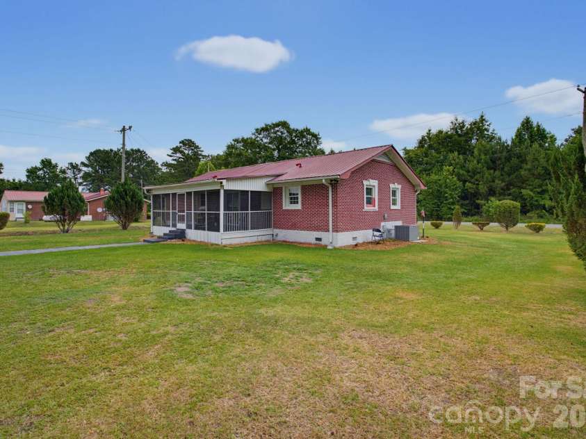 149 Dobbins Street, Wallace, NC 28466.  MLS# CAR4394453, YatesRealty ID 45333. 