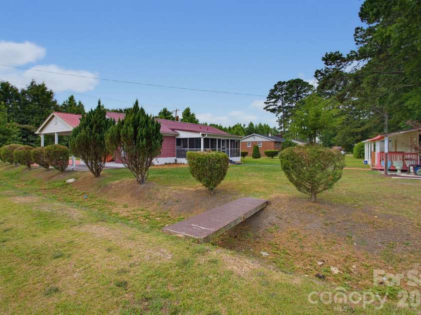 149 Dobbins Street, Wallace, NC 28466.  MLS# CAR4394453, YatesRealty ID 45333. 