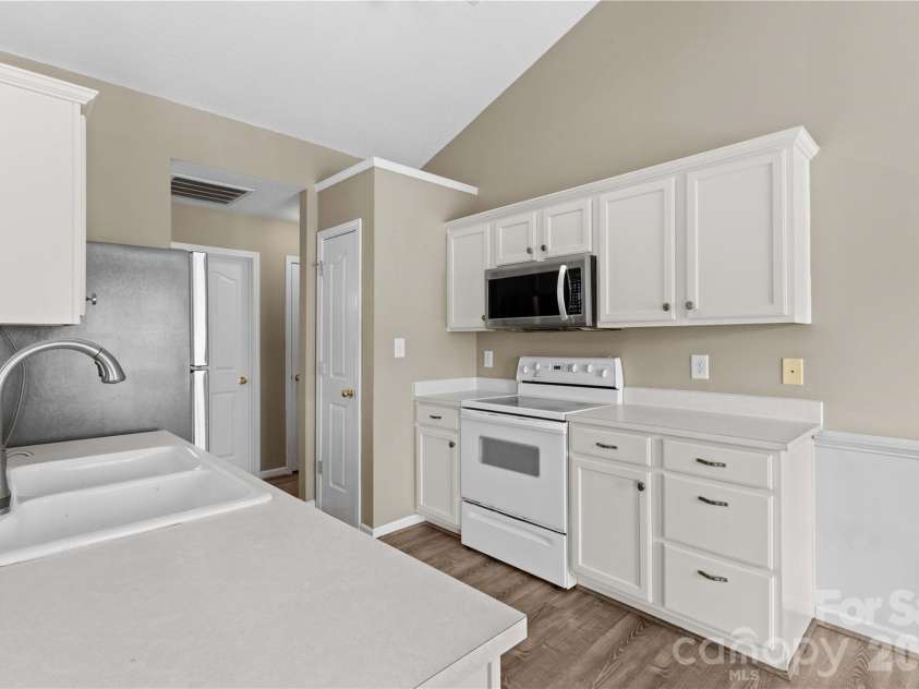 159 Bluffton Road, Mooresville, NC 28115.  MLS# CAR4408481, YatesRealty ID 45334. A White Kitchen