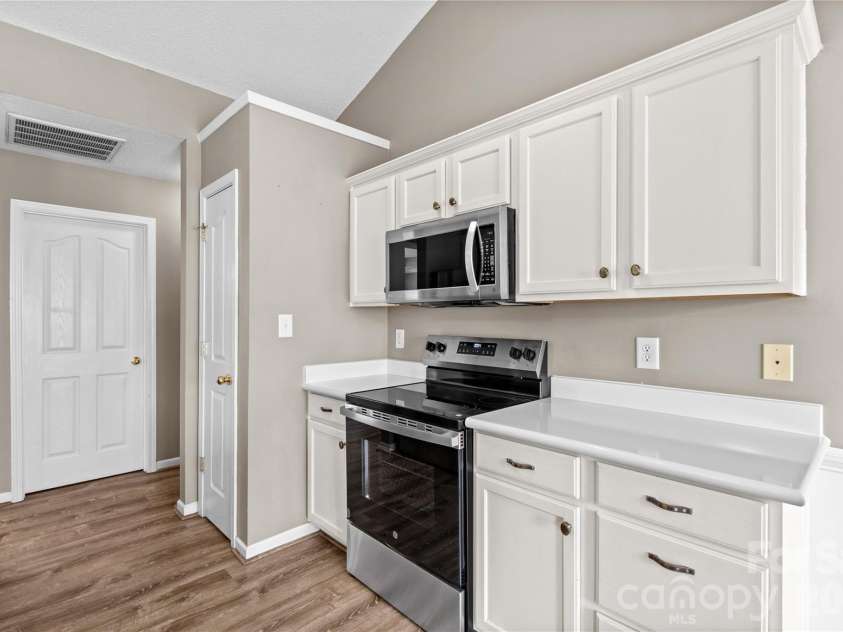 159 Bluffton Road, Mooresville, NC 28115.  MLS# CAR4408481, YatesRealty ID 45334. New Stainless Range Oven