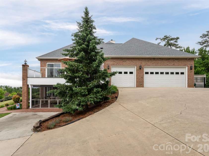 153 Mills Place, Asheville, NC 28804.  MLS# CAR4378268, YatesRealty ID 45336. 3-Car side load garage