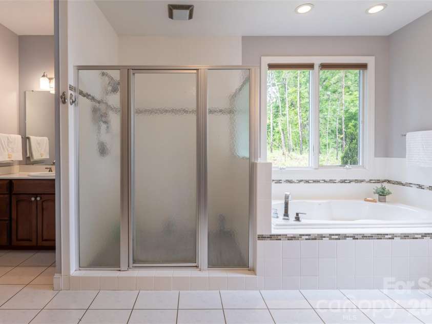 153 Mills Place, Asheville, NC 28804.  MLS# CAR4378268, YatesRealty ID 45336. Primary ensuite