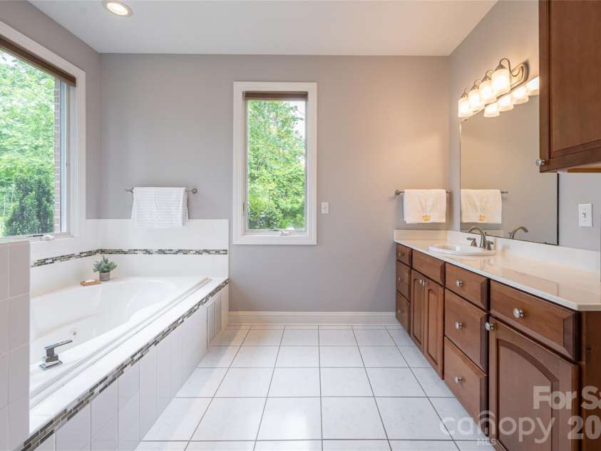 153 Mills Place, Asheville, NC 28804.  MLS# CAR4378268, YatesRealty ID 45336. Primary ensuite