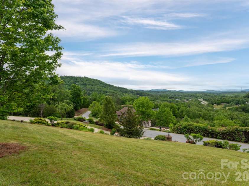 153 Mills Place, Asheville, NC 28804.  MLS# CAR4378268, YatesRealty ID 45336. Side yard