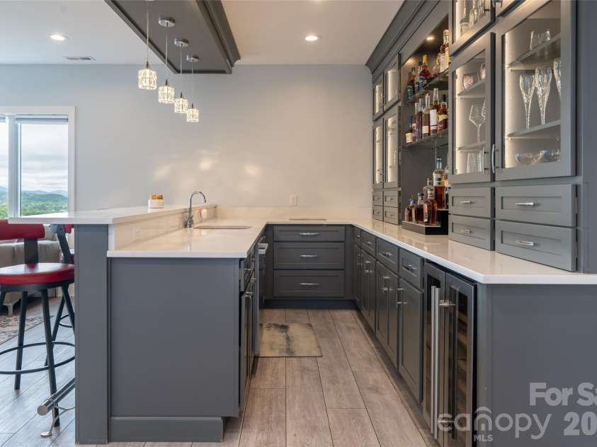 153 Mills Place, Asheville, NC 28804.  MLS# CAR4378268, YatesRealty ID 45336. Wet bar