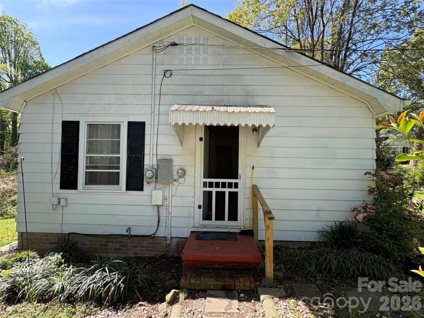 430 Columbia Street, Gastonia, NC 28054.  MLS# CAR4369222, YatesRealty ID 45337. 