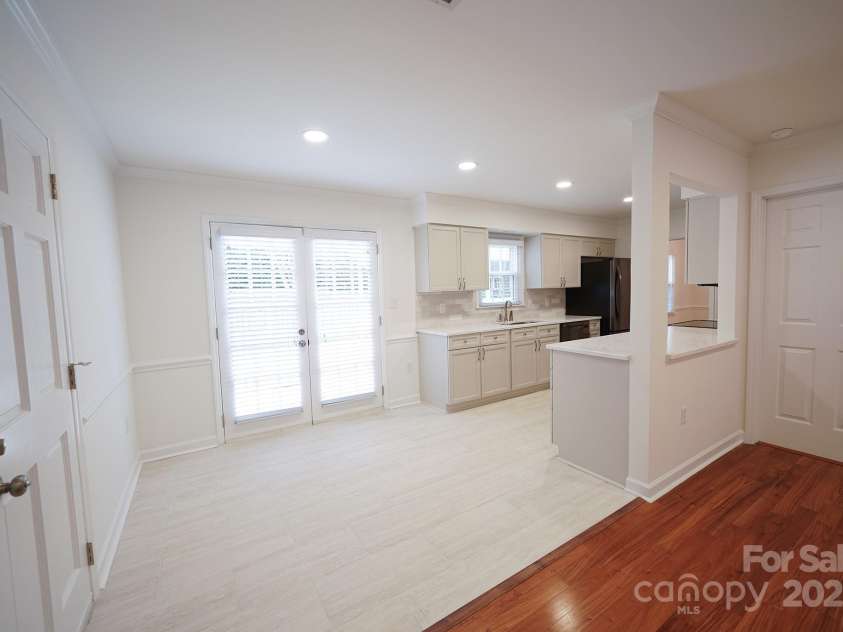5925 Carmel Station Avenue, Charlotte, NC 28226.  MLS# CAR4227662, YatesRealty ID 4534. Breakfast Area