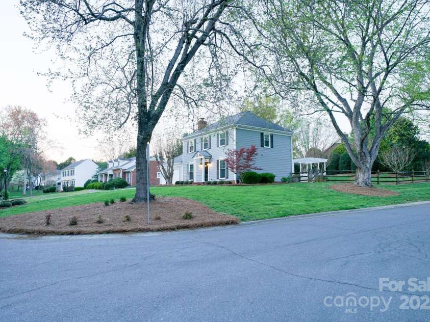 5925 Carmel Station Avenue, Charlotte, NC 28226.  MLS# CAR4227662, YatesRealty ID 4534. Corner Lot