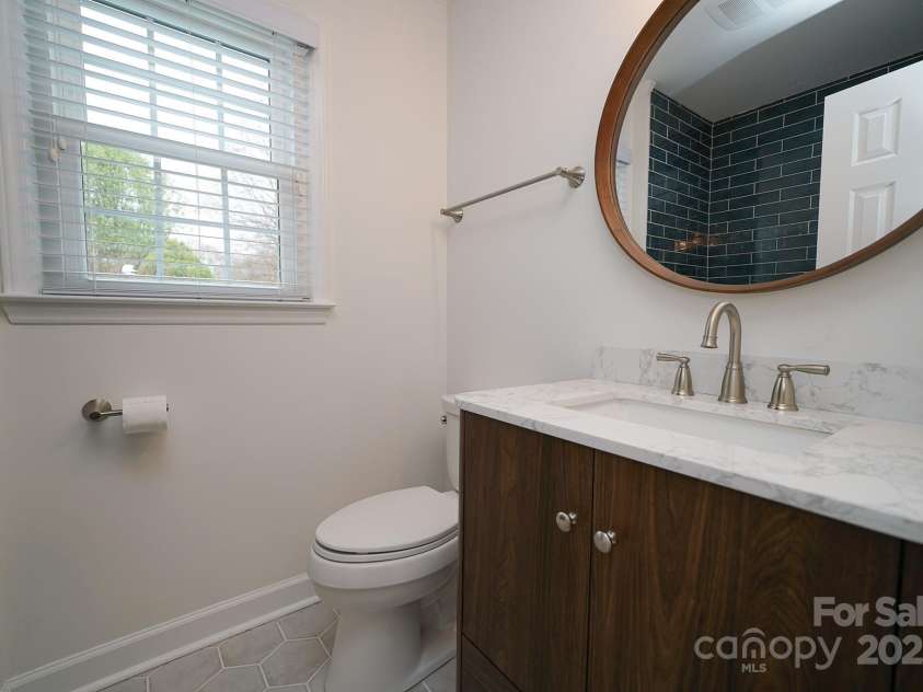 5925 Carmel Station Avenue, Charlotte, NC 28226.  MLS# CAR4227662, YatesRealty ID 4534. Hall Bathroom