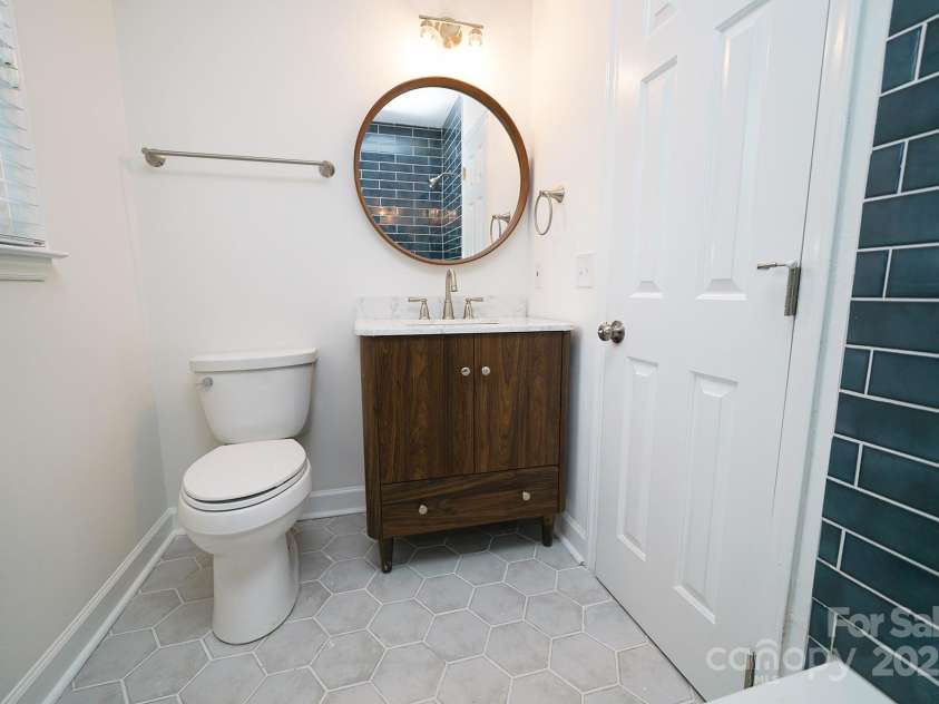 5925 Carmel Station Avenue, Charlotte, NC 28226.  MLS# CAR4227662, YatesRealty ID 4534. Hall Bathroom