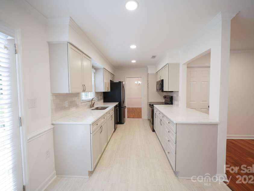 5925 Carmel Station Avenue, Charlotte, NC 28226.  MLS# CAR4227662, YatesRealty ID 4534. Kitchen
