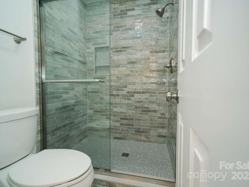 5925 Carmel Station Avenue, Charlotte, NC 28226.  MLS# CAR4227662, YatesRealty ID 4534. Primary Bath