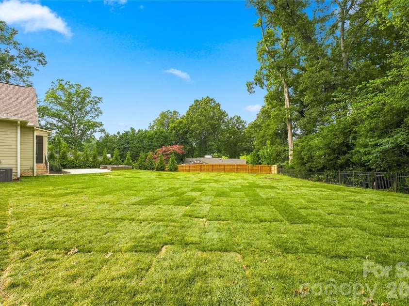 125 Randstone Court, Charlotte, NC 28211.  MLS# CAR4386565, YatesRealty ID 45343. An expansive .66-acre homesite provides substantial usable lawn and flexibility for future outdoor living