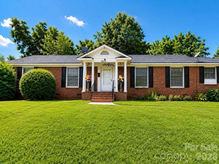 6834 Woodstream Drive, Charlotte, NC 28210.  MLS# CAR4416290, YatesRealty ID 45348. Front unit 6832 - AI-Enhanced Image