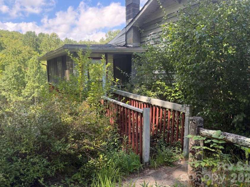 107 Flat Creek Drive, Lake Toxaway, NC 28747.  MLS# CAR4412174, YatesRealty ID 45349. 