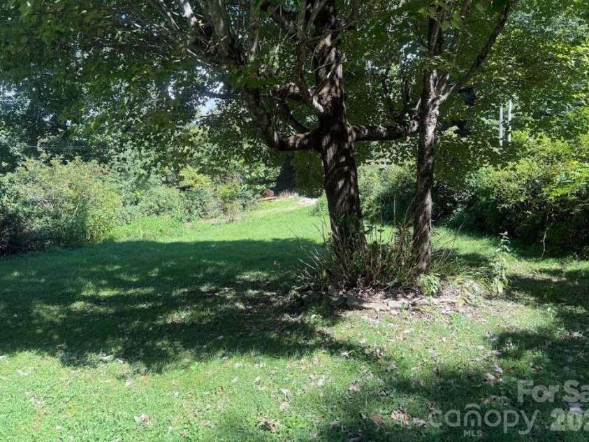 107 Flat Creek Drive, Lake Toxaway, NC 28747.  MLS# CAR4412174, YatesRealty ID 45349. Front Yard