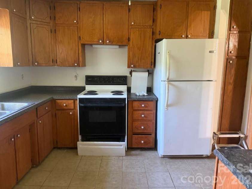 107 Flat Creek Drive, Lake Toxaway, NC 28747.  MLS# CAR4412174, YatesRealty ID 45349. Kitchen