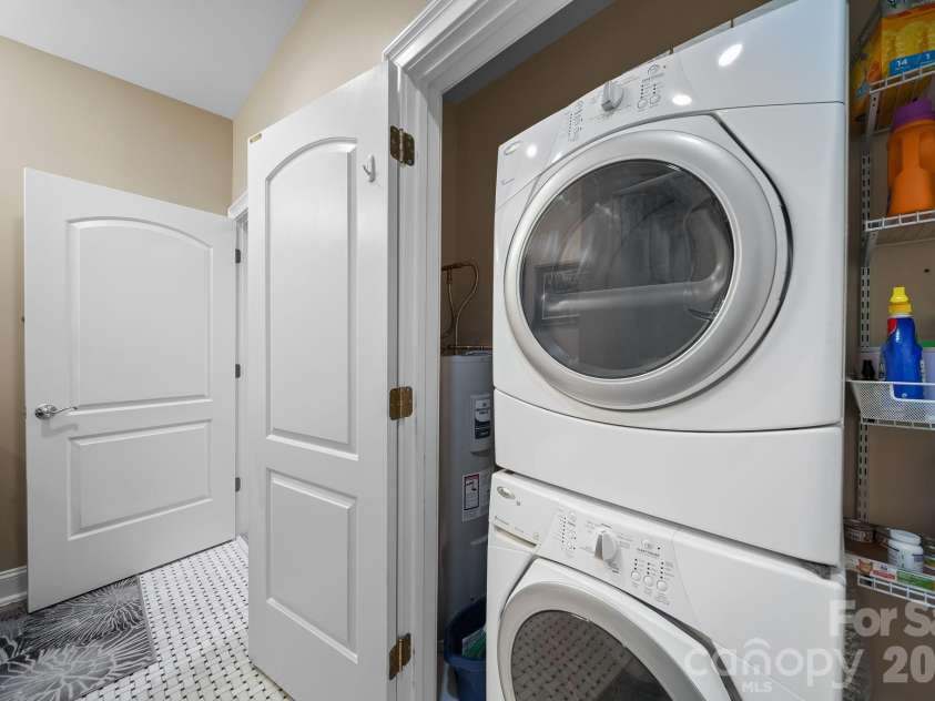 400 Church Street, Charlotte, NC 28202.  MLS# CAR4325886, YatesRealty ID 4535. 2nd Bath 3 with stacked laundry