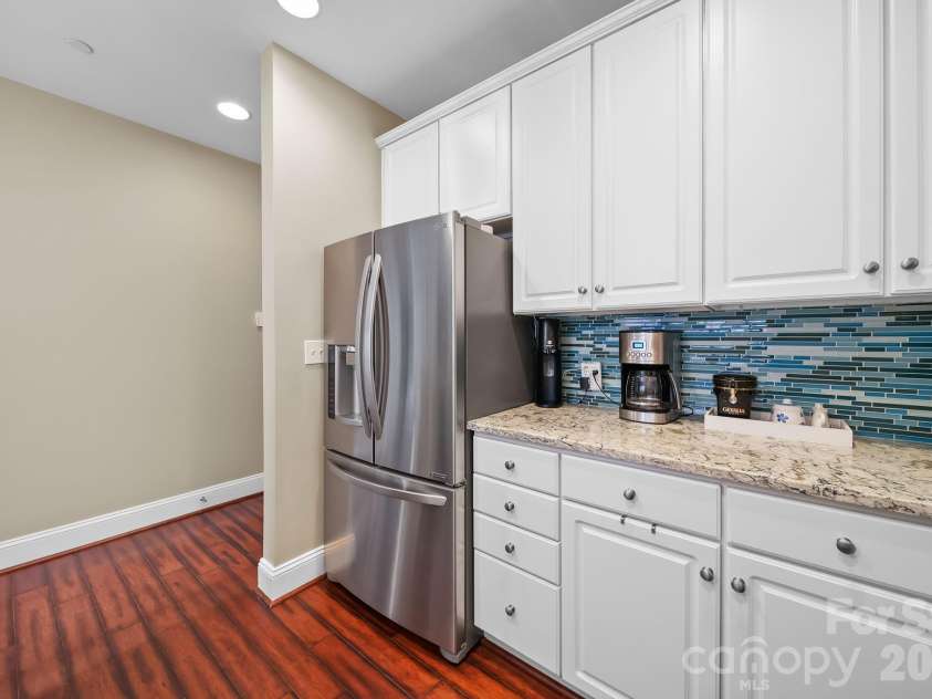 400 Church Street, Charlotte, NC 28202.  MLS# CAR4325886, YatesRealty ID 4535. Kitchen4