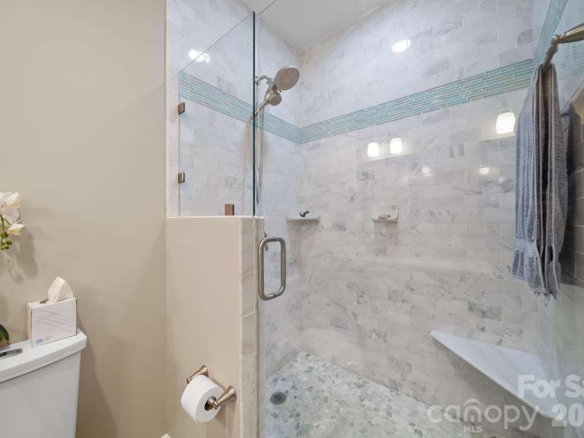 400 Church Street, Charlotte, NC 28202.  MLS# CAR4325886, YatesRealty ID 4535. PrimaryBath2
