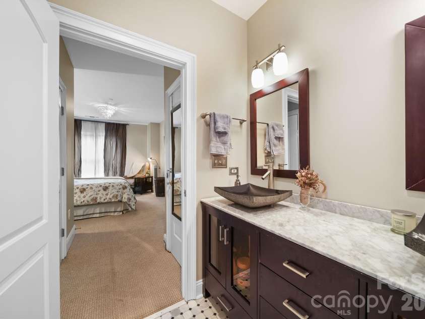 400 Church Street, Charlotte, NC 28202.  MLS# CAR4325886, YatesRealty ID 4535. PrimaryBath3