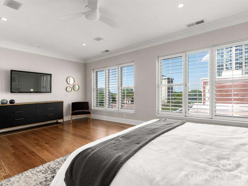 400 Church Street, Charlotte, NC 28202.  MLS# CAR4376398, YatesRealty ID 4535. 