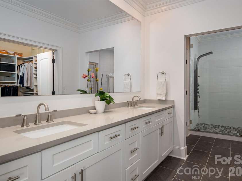 400 Church Street, Charlotte, NC 28202.  MLS# CAR4376398, YatesRealty ID 4535. 