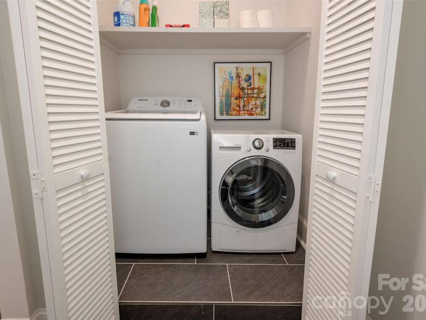 400 Church Street, Charlotte, NC 28202.  MLS# CAR4376398, YatesRealty ID 4535. 